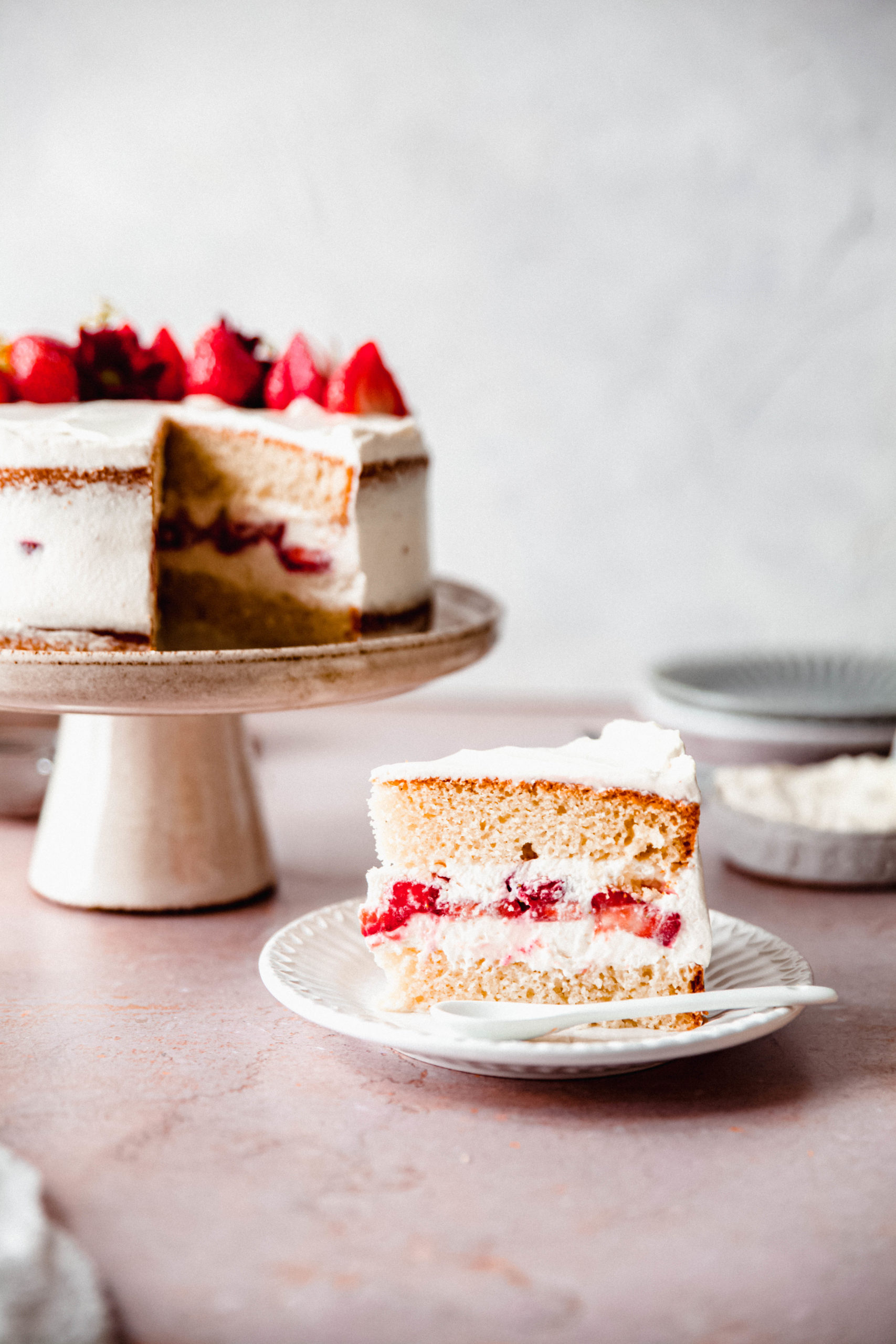 Gâteau à étages aux fraises et amandes