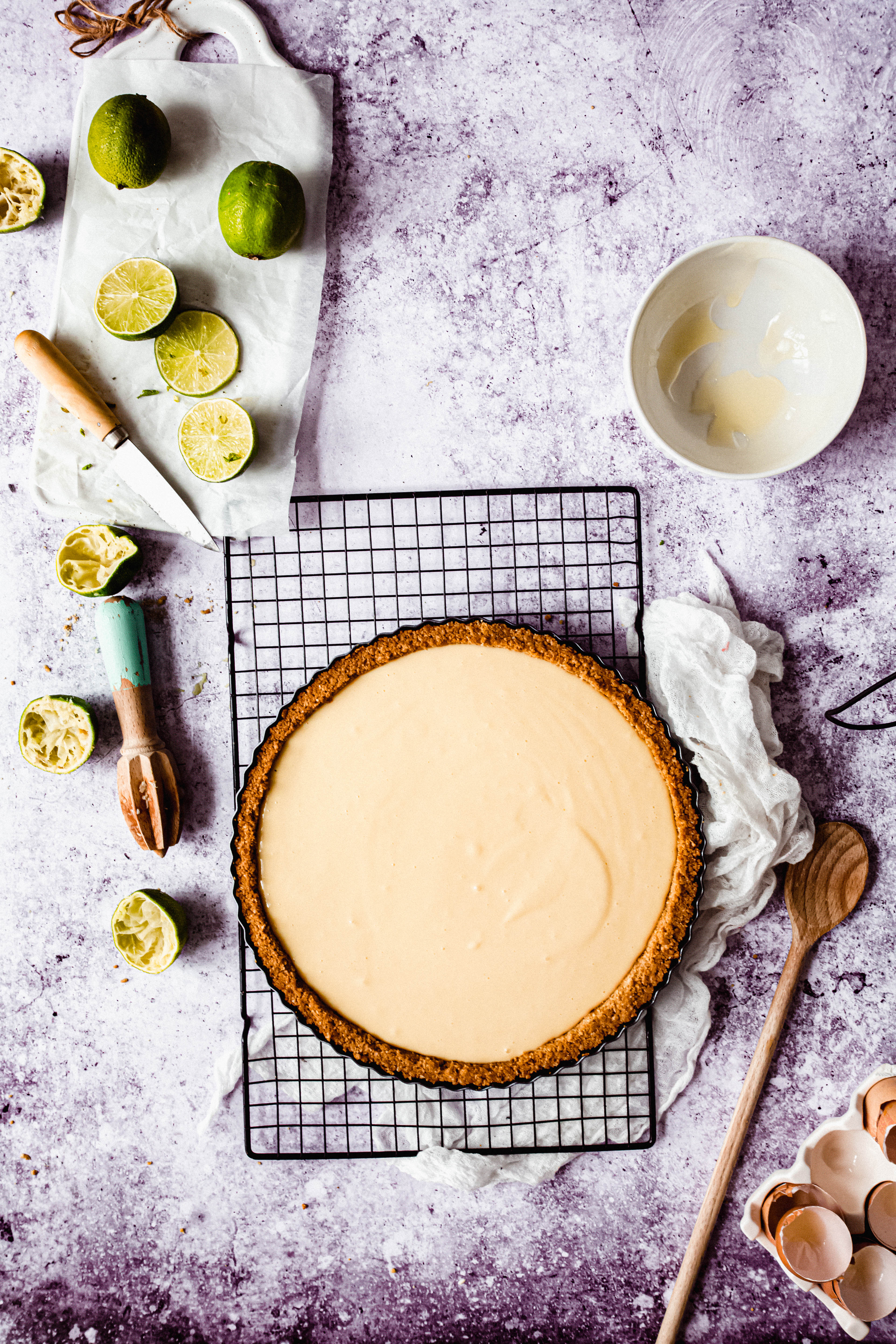 Tarte citron exotique création by Tiston Composition :pâte sucrée  vanillé,crème de coco,crémeux citron passion,meringue française,coque  chocolat blanc,flocage p…